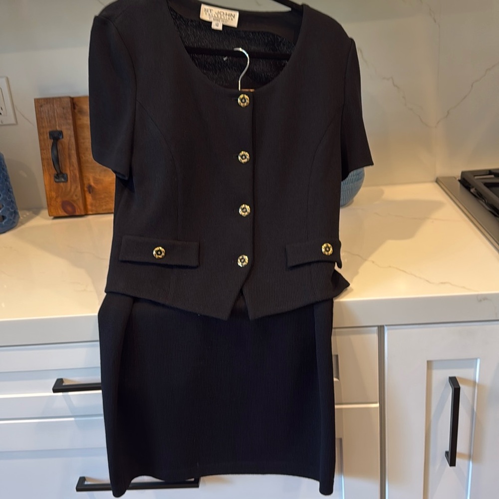 EUC ST JOHN SKIRT & SHORT SLEEVE SWEATER. BLACK. SIZE 12